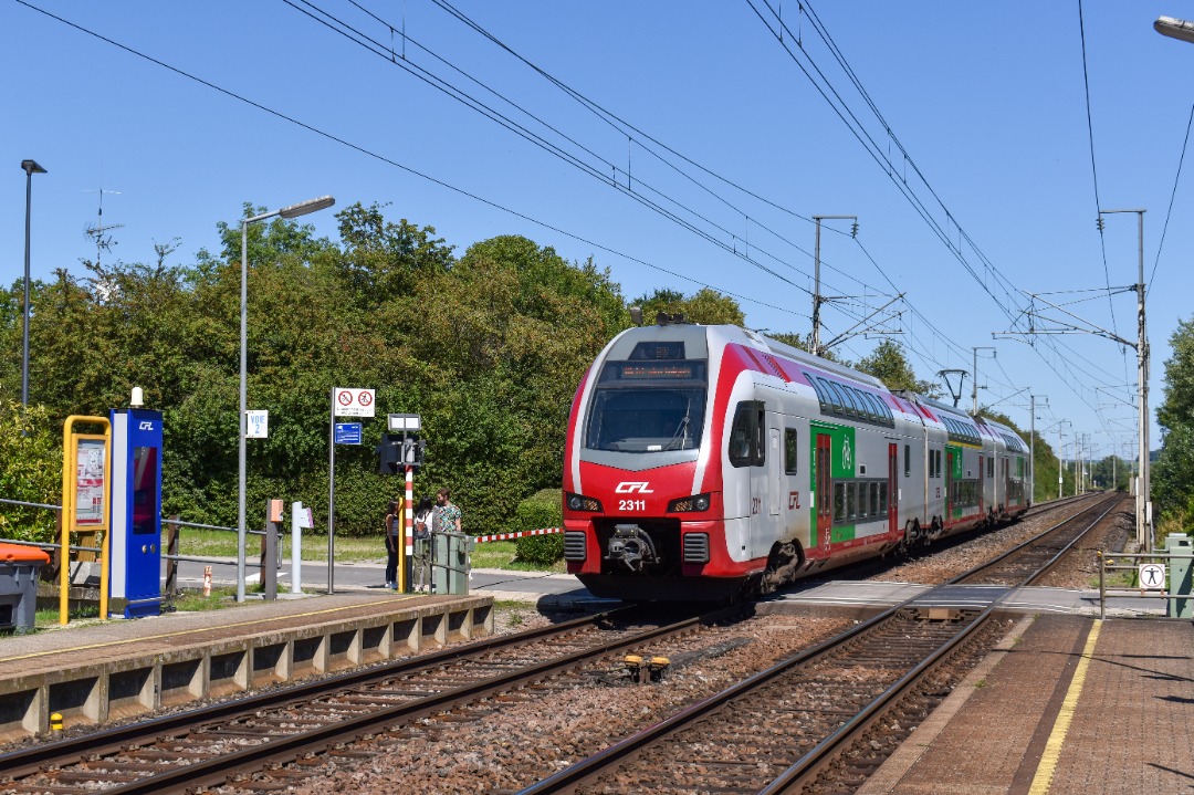 NL Rail on Train Siding: Kort voor mijn vertrek in Betzdorf kwam CFL Kiss 2311 Lm door station Betzdorf gereden onderweg richting Luxemburg (stad)