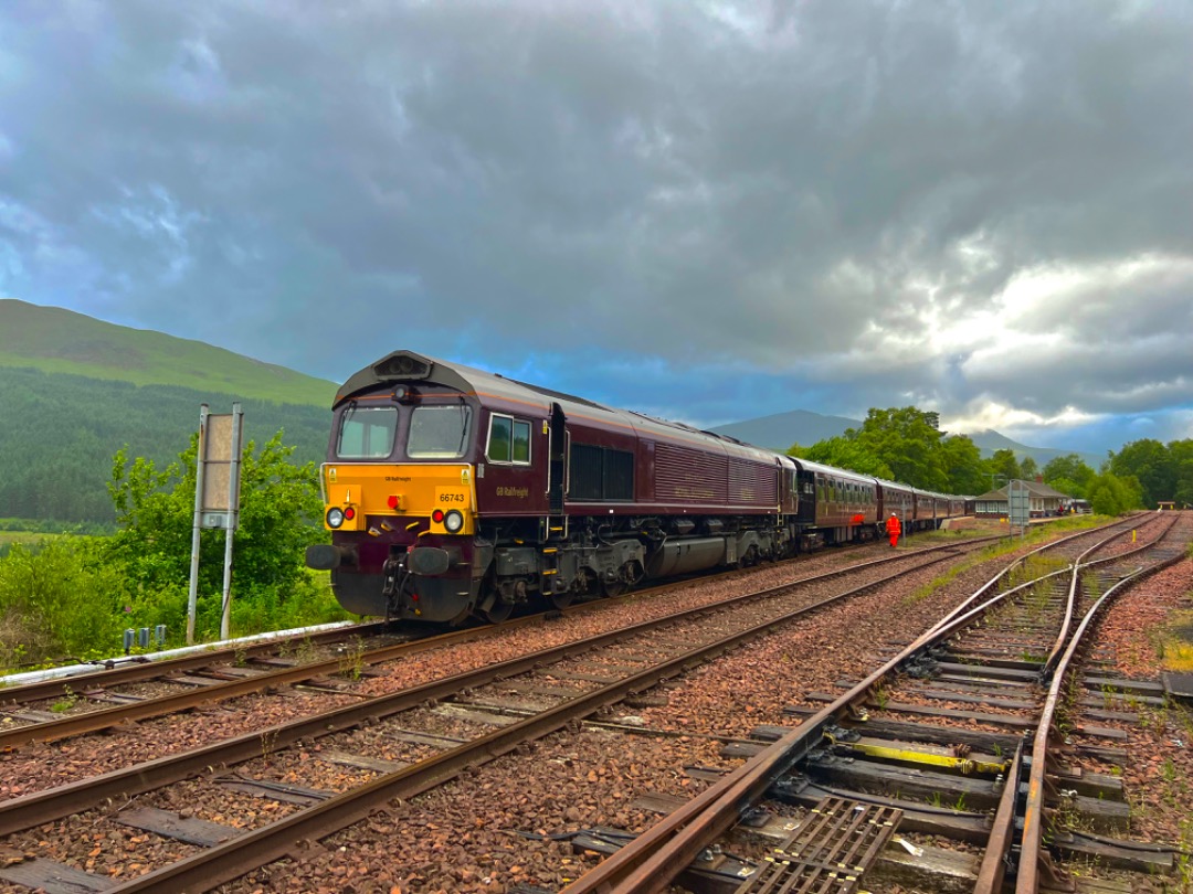 GBLokführer on Train Siding: 66743 stands at Bridge of Orchy, ready to work 1H87 to Wemyss Bay day 3 of the Royal Scotsmans western tour