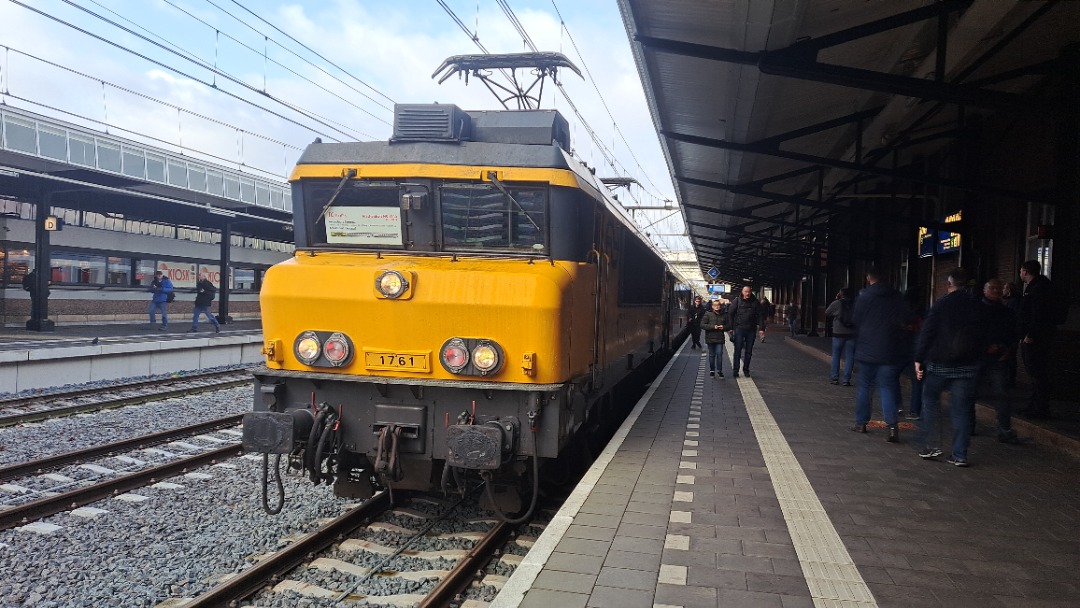 Karsten Klarenbeek on Train Siding: De NSI 1761 op Amersfoort Centraal voor de Afscheidsrit #trainspotting #train #electric #1700