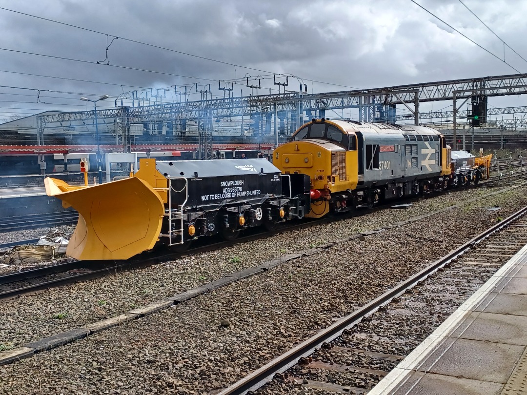 Trainnut on Train Siding: #photo #train #diesel #station 37401 Mary Queen of Scots with 2 snowploughs. D213 Andania having a run out from Crewe.