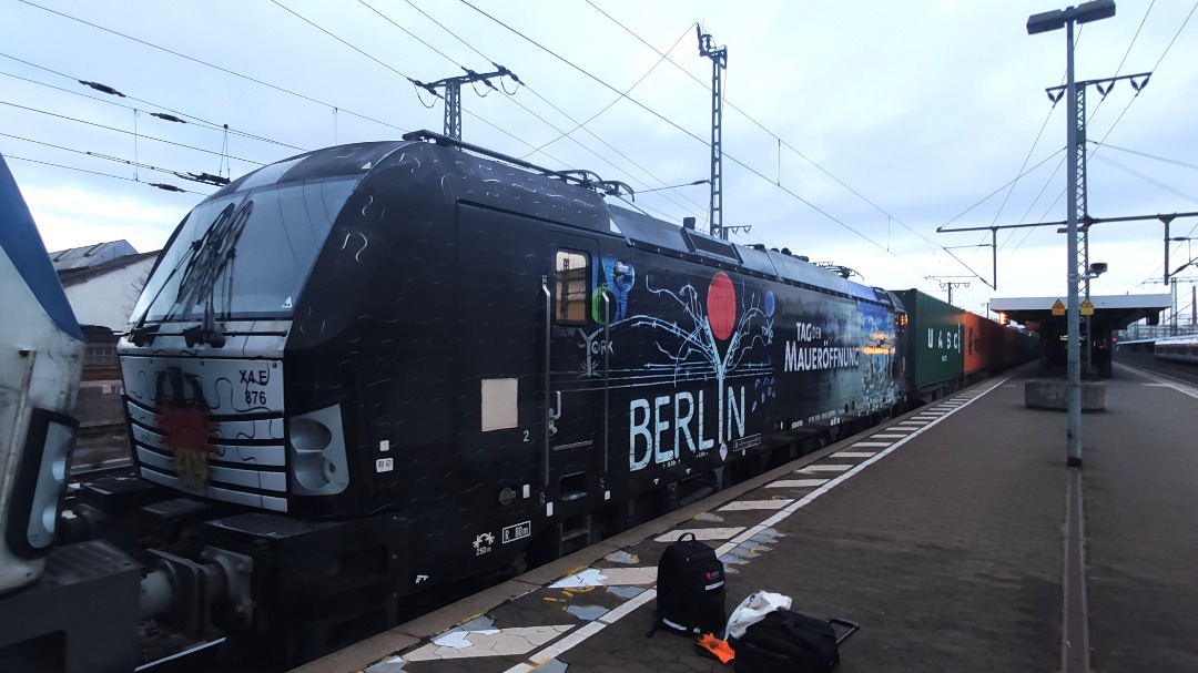 Vadder von Bügelfalten_Fan 110.3 on Train Siding: Vectron BR 193 "Berlin-Tag der Maueröffnung" wurde wegen einer Störung der Lok
ausgetauscht als Zuglok