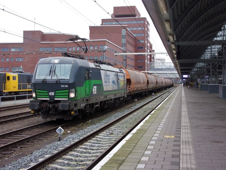 Lijn_45 on Train Siding: LTE regularly hauls a Wascosa grain train tot the Netherlands. On the 24th of November Vectron 193 262 pulled this train.