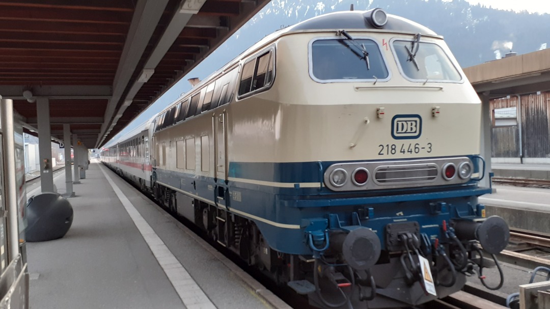 g.vandijk on Train Siding: Zwei schöne Sonderfarben gab es auch: kurz vor den Abfahrt begegneten wir 218 446 im Ozeanblau-Beige der Siebziger und
später wurde unser...
