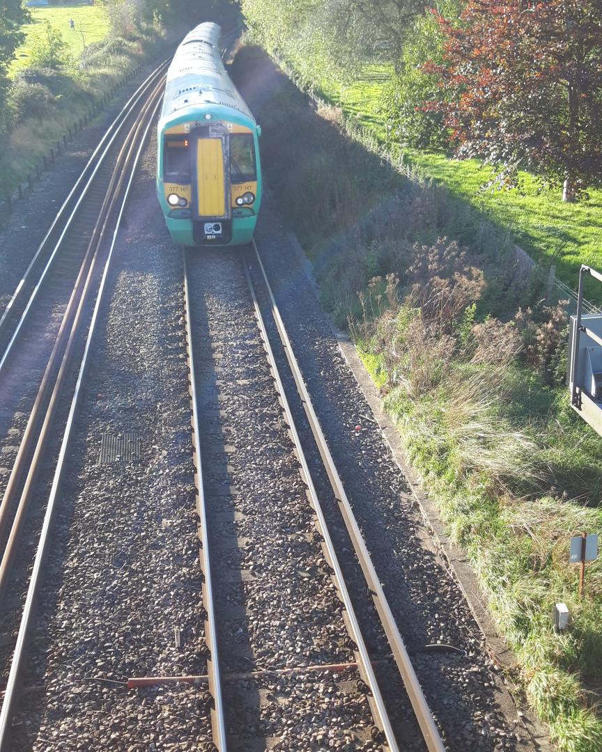 matthew_garner on Train Siding: 2 Class 377s No.s 377407 & 377147 at Barrack Field Footbridge 361 on TBH1 aka Arun Valley Line between Horsham and
Christ's Hospital