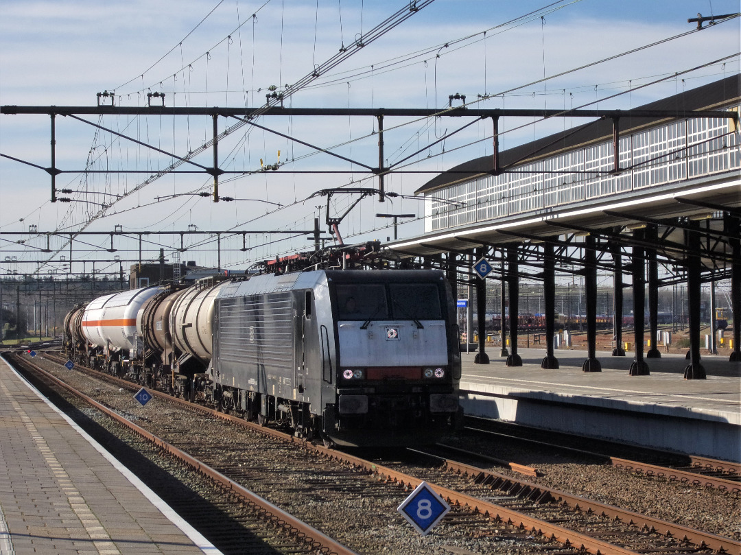 Lijn_45 on Train Siding: DB Cargo rijdt vele goedrentreinen binnen het Unit Cargo-netwerk. Een van de kleinere hiervan is de Unit Cargo Onnen die tankwagens
van...