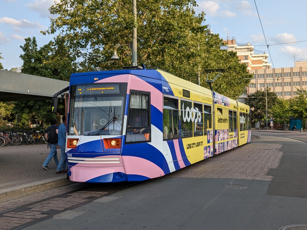 Filipoholz on Train Siding: Darmstädter ST13 '9868' fährt seit ein paar Wochen mit seiner neuen Loop 5 Bekleidung durch die Gegend. Hier am
Darmstädter Hauptbahnhof.