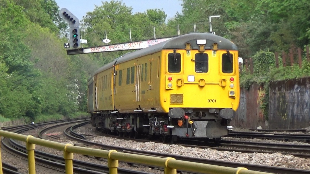 OfficiallyCharles on Train Siding: Colas 37099 working 3Z01 / 3Z02 today with DBSO 9701 trailing (screenshots from video)