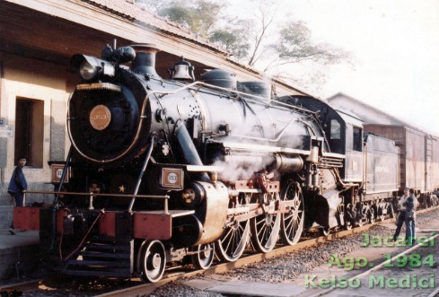 Kadu Tancredo on Train Siding:
http://vfco.brazilia.jor.br/locomotivas/vapor-EFCB-Estrada-de-Ferro-Central-do-Brasil/pagina-28-locomotiva-Baldwin-4-6-2-EFCB-350-369.shtml
