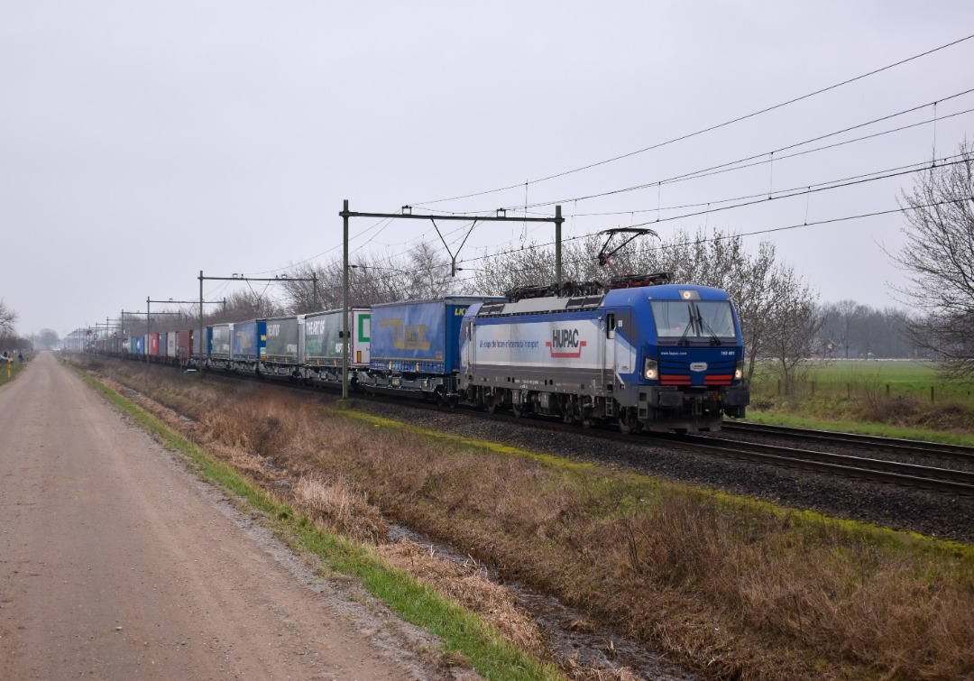 NL Rail on Train Siding: SBB 193 491 komt met containers, tankcontainers en trailers langs Horst-Sevenum onderweg richting Eindhoven en verder.