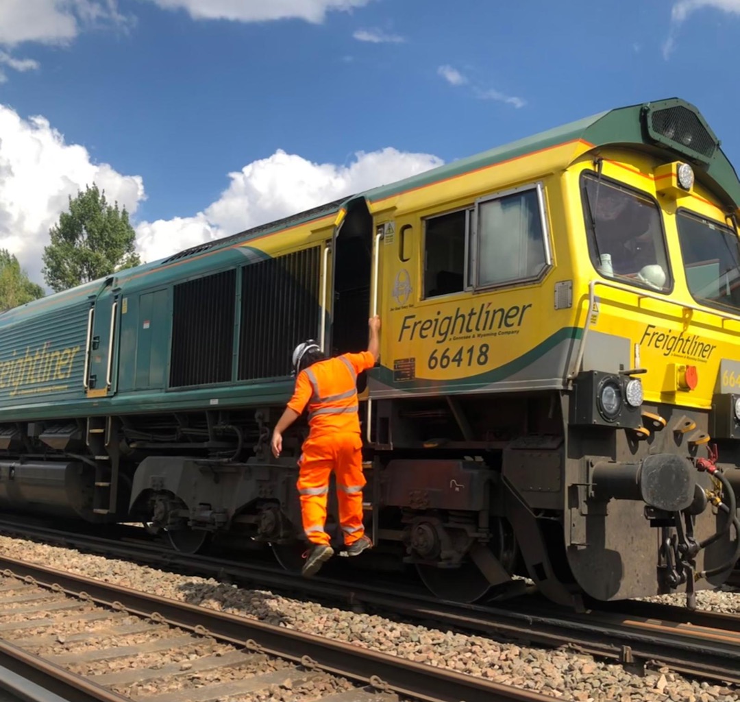 Mista Matthews on Train Siding: Few photos of me jumping on Freightliner 66418 "Patriot" as it leaves an engineering possession at Horsham