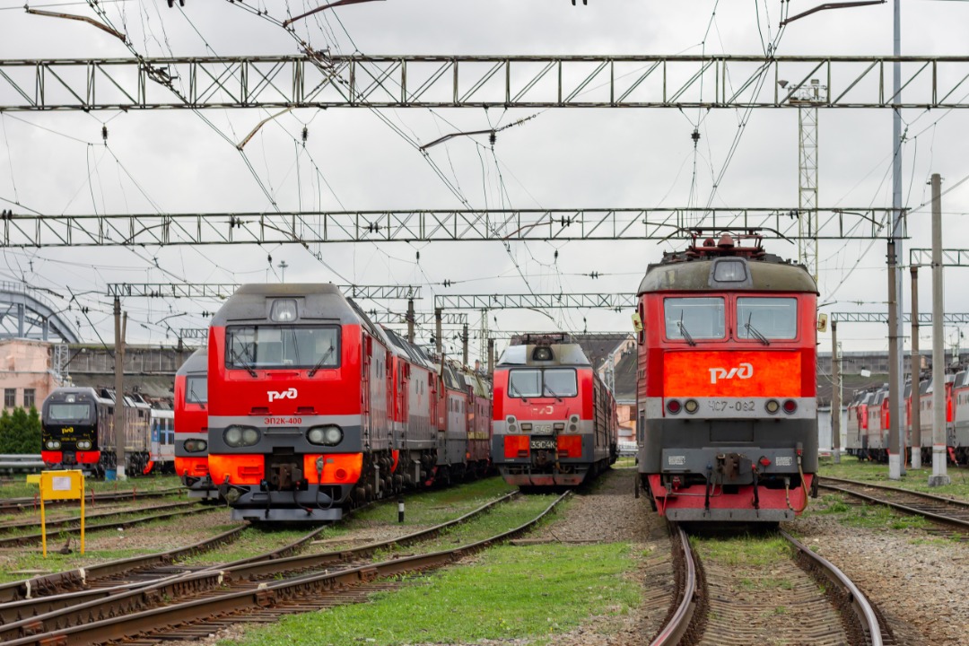 CHS200-011 on Train Siding: Еlectric locomotives EP2K-400, 2ES4K-045 and ChS7-082 in the Komsomolsk park of the locomotive depot St. Petersburg
passenger-Moscow