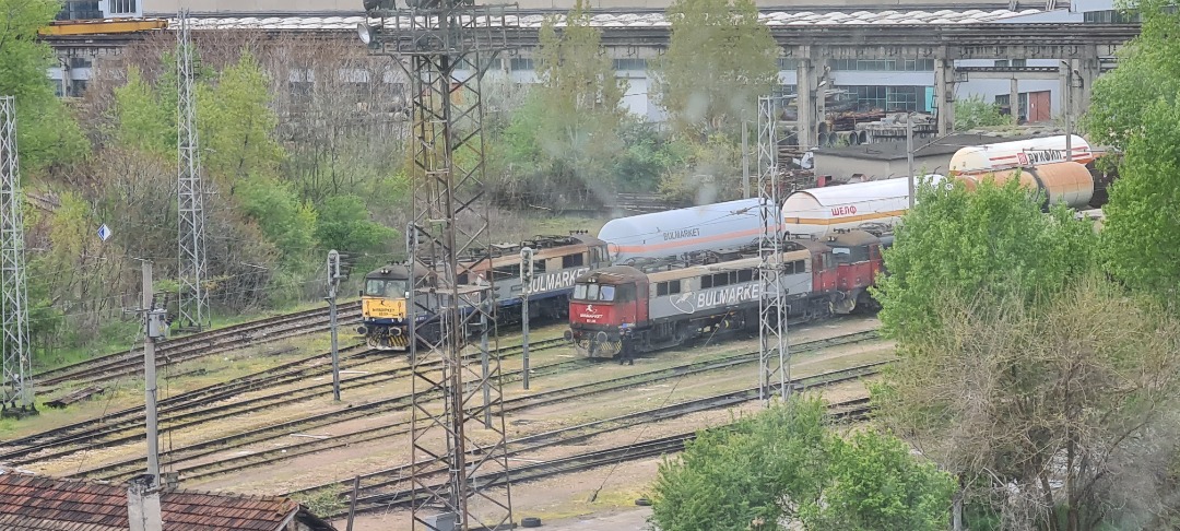 TheTrainSpottingTrucker on Train Siding: 87017 "Iron Duke" on the left with an unknown 86 and another unknown 87 still working for Bulmarkt in Ruse,
Bulgaria.