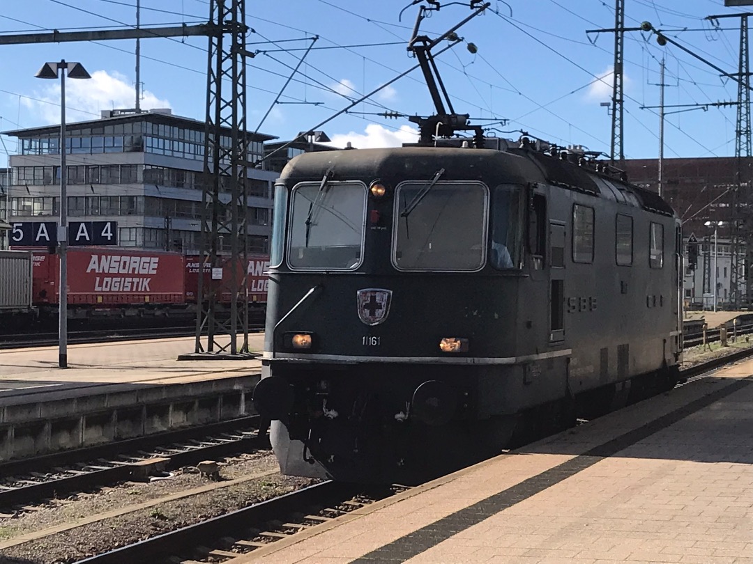 Evangelos Nicolaou on Train Siding: Unexpected surprise! Re 4/4 in original green livery at Singen coupling onto IC 185 from Stuttgart to Zurich October 22,
2022!