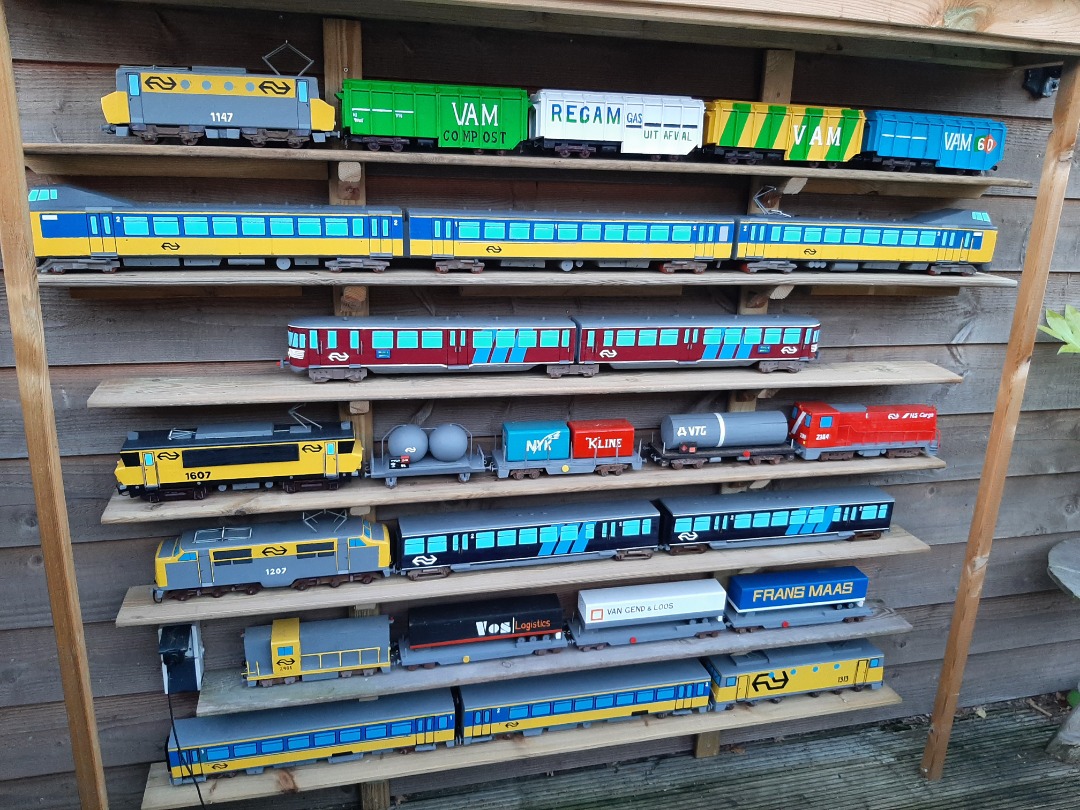 RRail on Train Siding: A small overview of the scrap wood trains build zo far. More to come. Never throw out any old wood, it can always come in handy 😉