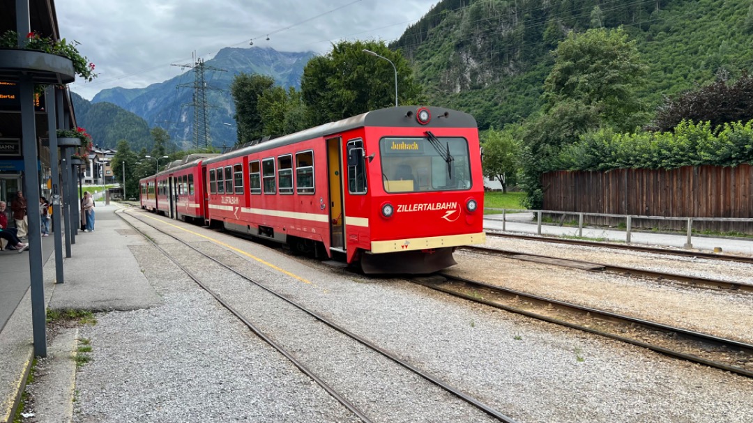 Martin on Train Siding: 🇩🇪 Ein Regionalzug der Zillertalbahn steht abfahrbereit im Bahnhof von Mayrhofen. In kürze wird er seine Fahrt durch das
schöne...