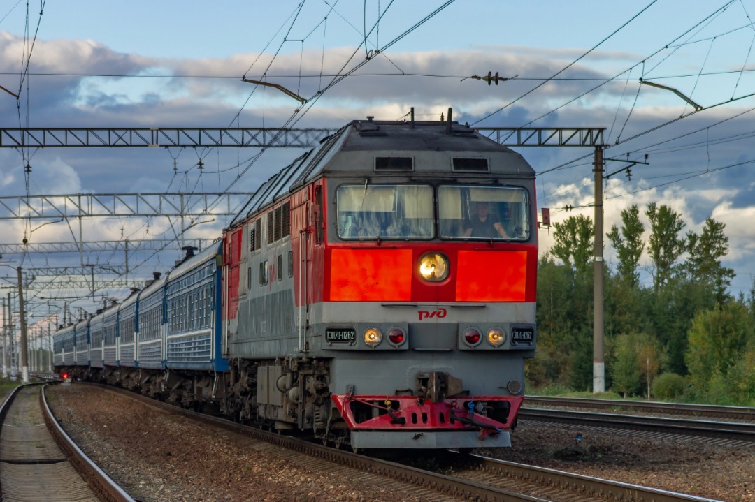 Vladislav on Train Siding: diesel locomotive TEP70-0262 with passenger train St. Petersburg - Gomel at Kobralovo station