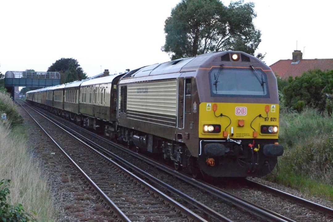 Inter City Railway Society on Train Siding: 67021 leading & 67006 trailing the 1Z84 Chichester to London Victoria Pullman at East Worthing .