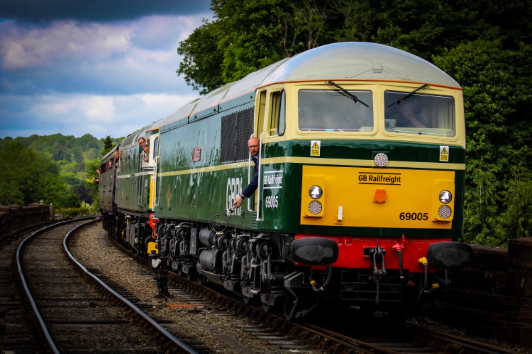 Hayden on Train Siding: 69005 and 33012 pulling into Bewdley on the Severn Valley Railway diesel gala on a service from Bridgnorth to Kidderminster Town
