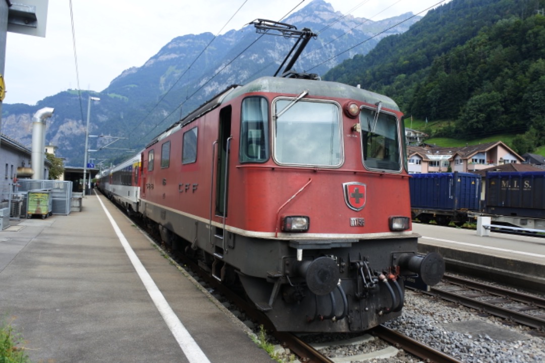Rens van der Wiel on Train Siding: Re 4/4 voor de Gotthard Panorama Express wachtend op de passagiers die per boot zullen arriveren