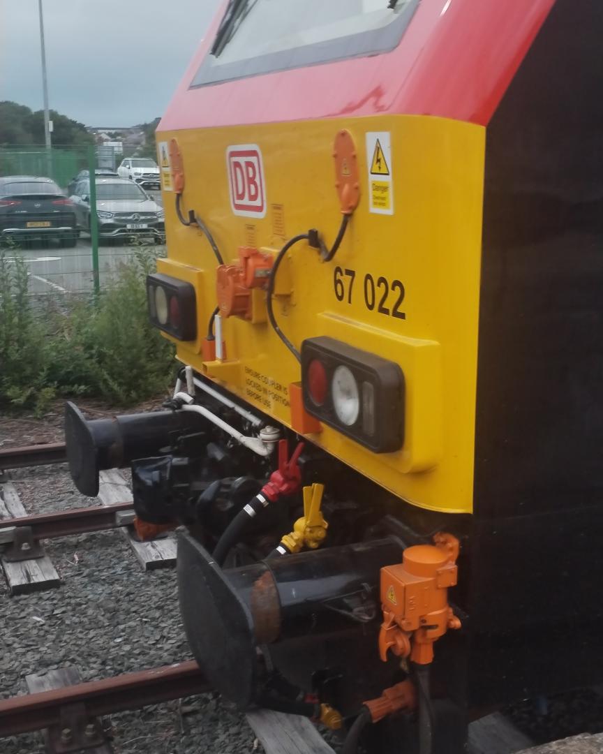 TrainGuy2008 🏴󠁧󠁢󠁷󠁬󠁳󠁿 on Train Siding: Well, I just met an awesome stationmaster, in Bangor - as you may know 67022 has been parked there
for just...