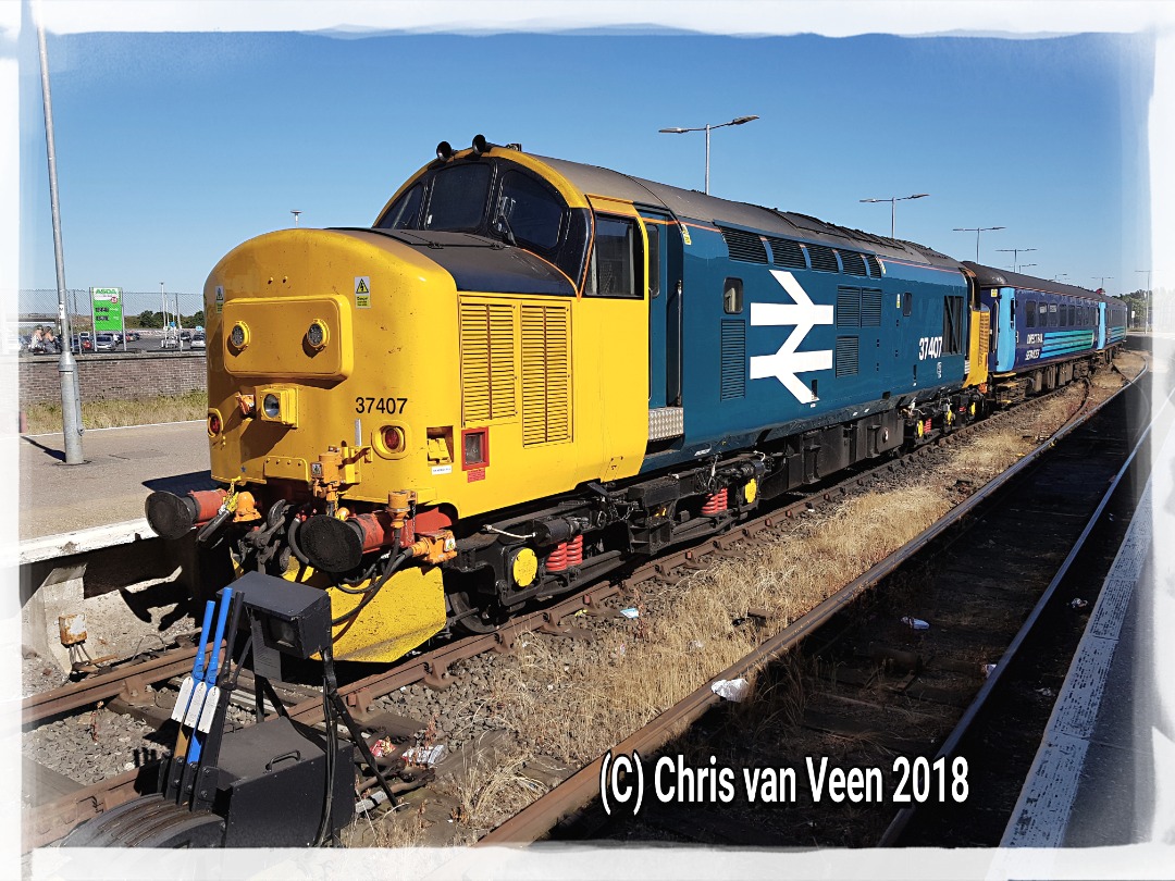 Chris van Veen on Train Siding: Gt.Yarmouth (UK, East Coast) 3rd July 2018: 09.17hrs Gt.Yarmouth to Norwich (Thorpe) T&T with 37407 on the stops; 37409
"Lord Hinton"...
