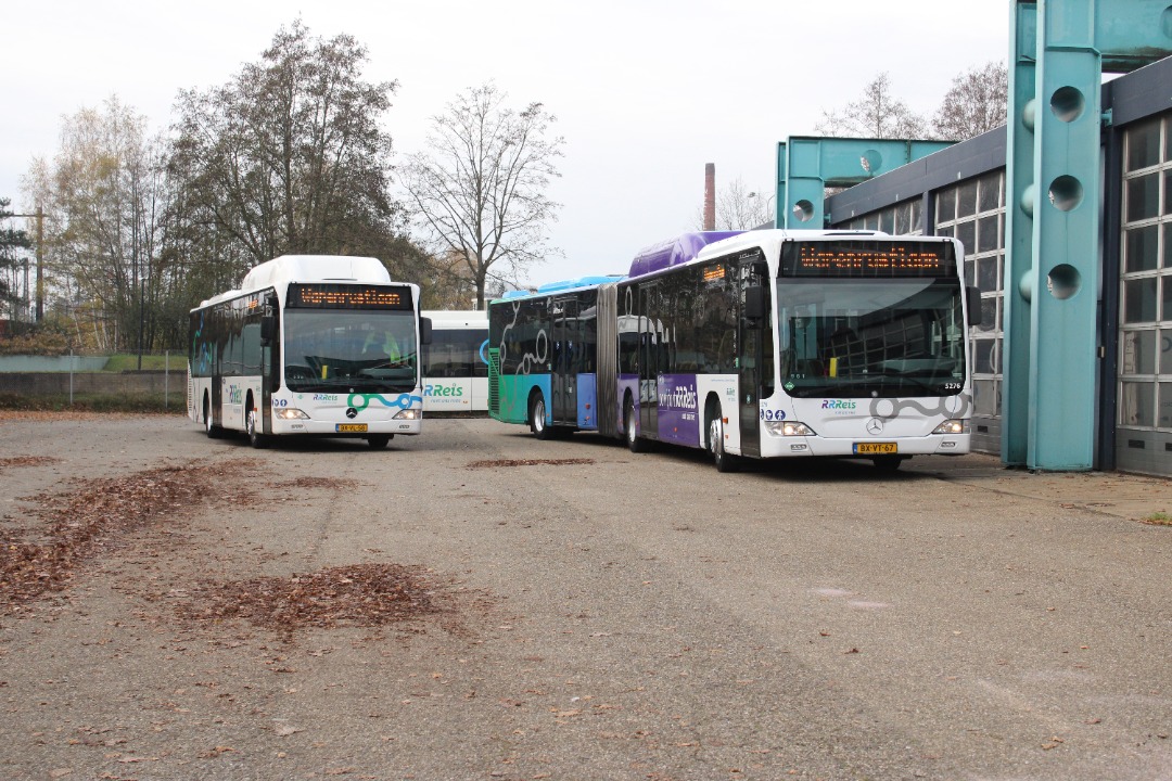 Priscilla De Jong on Train Siding: 2 syntus gas mercedes bussen 1 12 meter de andere 18 meter tijdens excursie rit in november