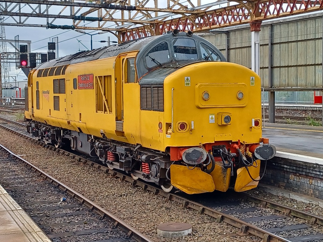 Trainnut on Train Siding: #photo #train #diesel #hst #station 60002 Graham Farish 43046 & 43059 on the Midland Pullman and today 97302 Ffestiniog Railway at
Crewe.