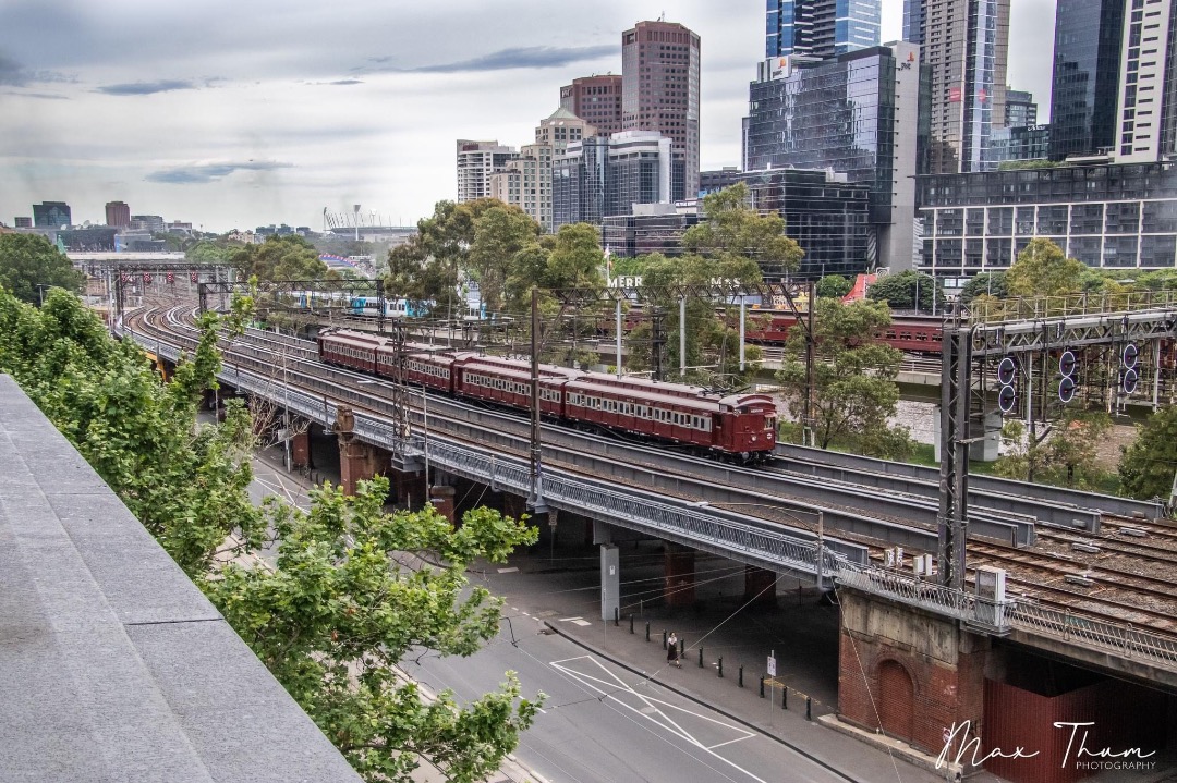 Max Thum on Train Siding: 317M leads the PTC Taitset towards Southern Cross, trundling over the original four-tracked Flinders Street Viaduct whilst K183 runs
on the...