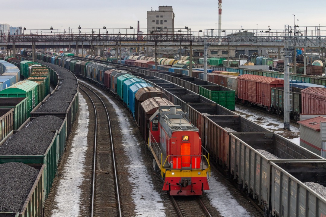 Vladislav on Train Siding: diesel locomotive TEM18DM-1629 with a freight train at the St. Petersburg-Sortirovochny-Moskovsky station. 2023