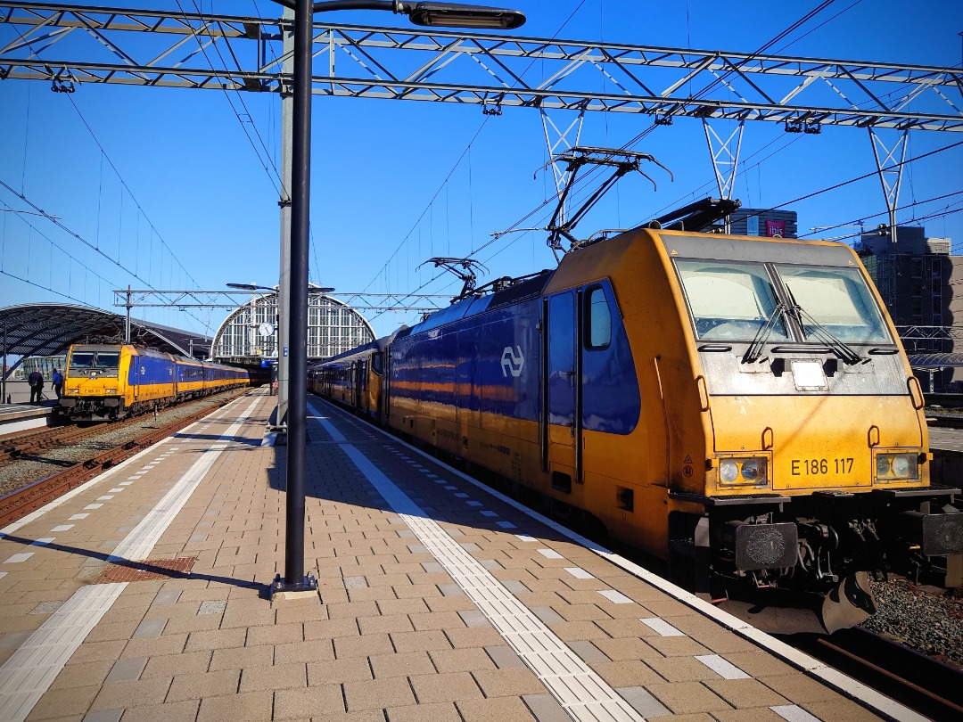 Marnix vK-B on Train Siding: NS Class 186 TRAXX locos sat at Amsterdam Centraal ready for runs to Brussels and Rotterdam - 21st August 2023