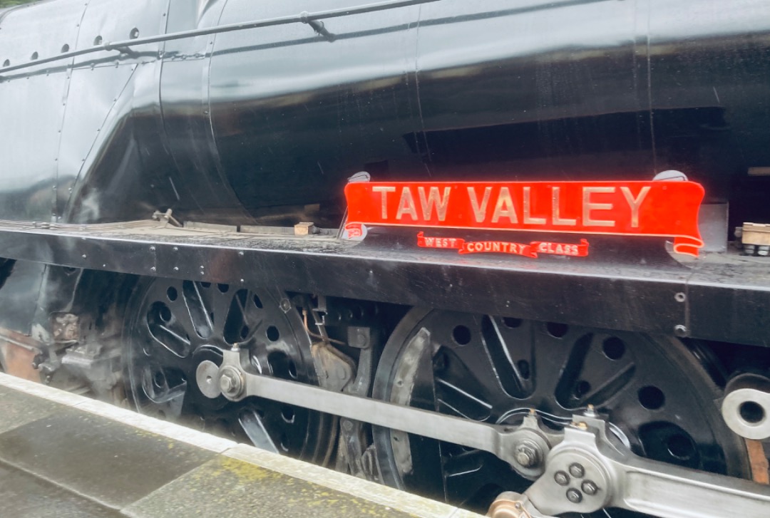 ceinneidigh54 on Train Siding: Bullied's radical wheel design (for UK at least) contrasts with bold red nameplate. (Note that driver has aesthetically
positioned...