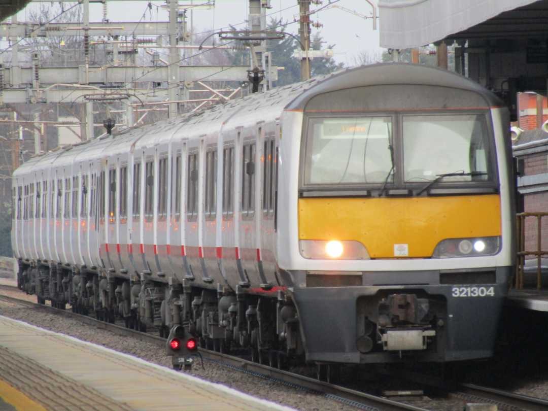 Cameron Macdonald on Train Siding: Here we have a rentus class 321 at romford. (Before the outbreak) #class 321 #trainspotting
