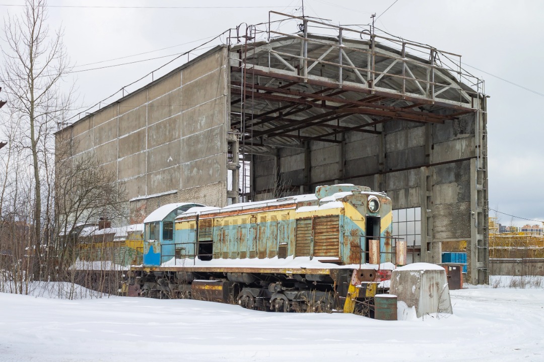 Vladislav on Train Siding: quietly rotting diesel locomotives TEM2-1260 and TGM4A-1972 on the access roads of the Parnas station