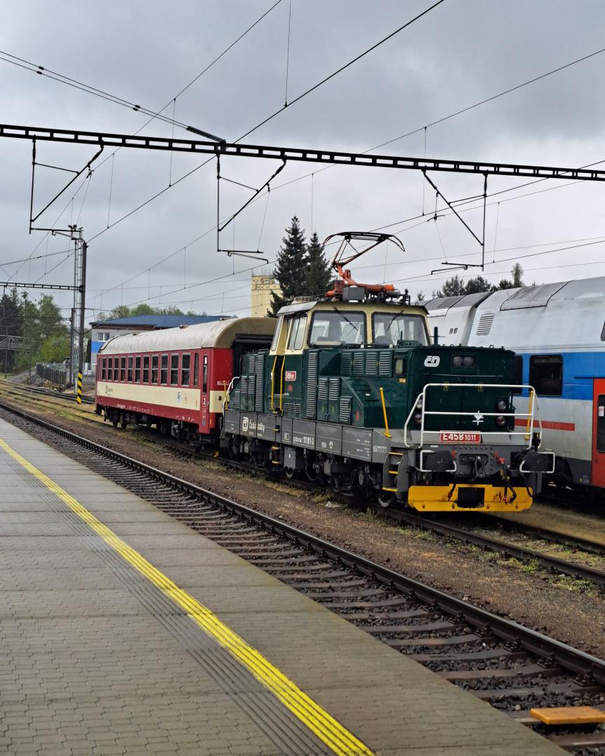 Worldoftrains on Train Siding: Locomotive "žehlička" is seen in Benešov u Prahy in rare livery with 1 red wagon which is also rare.