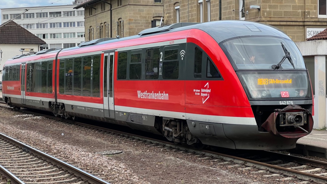 Martin on Train Siding: 🇩🇪Ein 642 der Westfrankenbahn ist soeben als RB83 aus Heilbronn im Bahnhof Schwäbisch Hall-Hessental eingetroffen und wartet
hier nun...