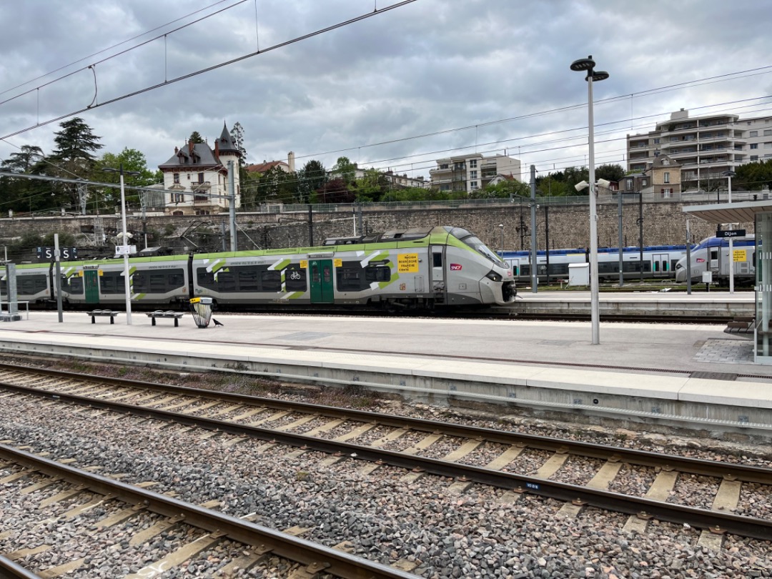 Joran on Train Siding: 2 verschillende Region Bourgogne Franche Comte treinen ( op foto 1 met een blauwe dak, die op foto 2 met een groene dak ) genomen in
Dijon.