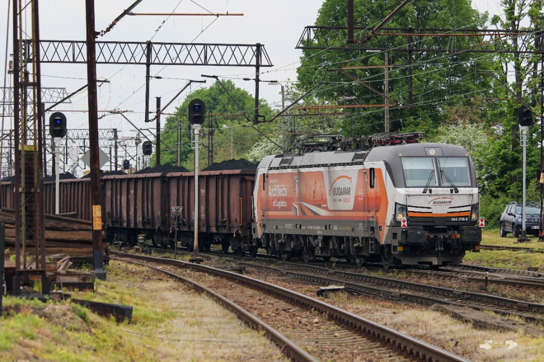 Adam L. 🇺🇦 on Train Siding: Budamar Group's 383 Class Siemens Vectron is seen departing Chałupki with a heavy and long coal train towards
Bohumín on a cloudy...