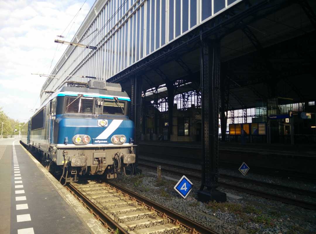 Niels on Train Siding: Two old NS 1700 locomotives repurposed by Railpromo to service 3 catering/buffet carriages at Haarlem station. Under the name of Dinner
Train...