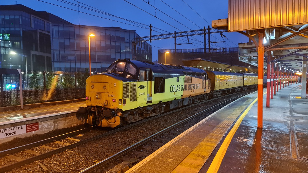 Tom Lonsdale on Train Siding: 37421 at Stockport on the test train. #Class37 #Class37Features #photo #trainspotting #train #diesel #station