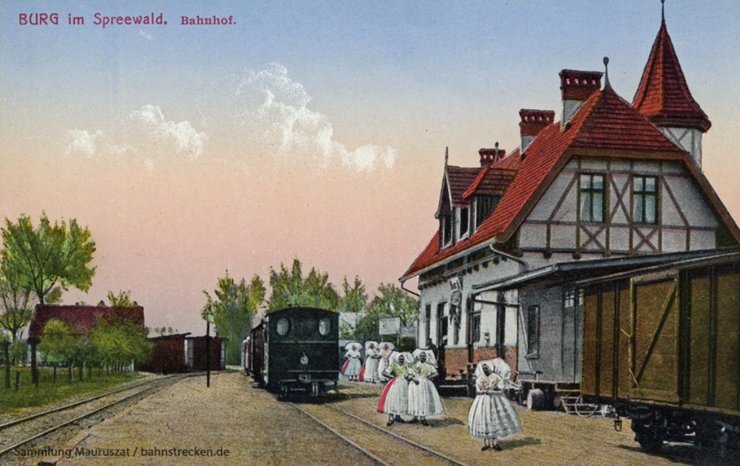 Affen Gamer on Train Siding: Der Bahnhof Burg Spreewald im Zuge des baus der Spreewaldbahn entstanden 1898 eröffnet und 1970 stillgelegte seit 1995 ist im
Bahnhofs...