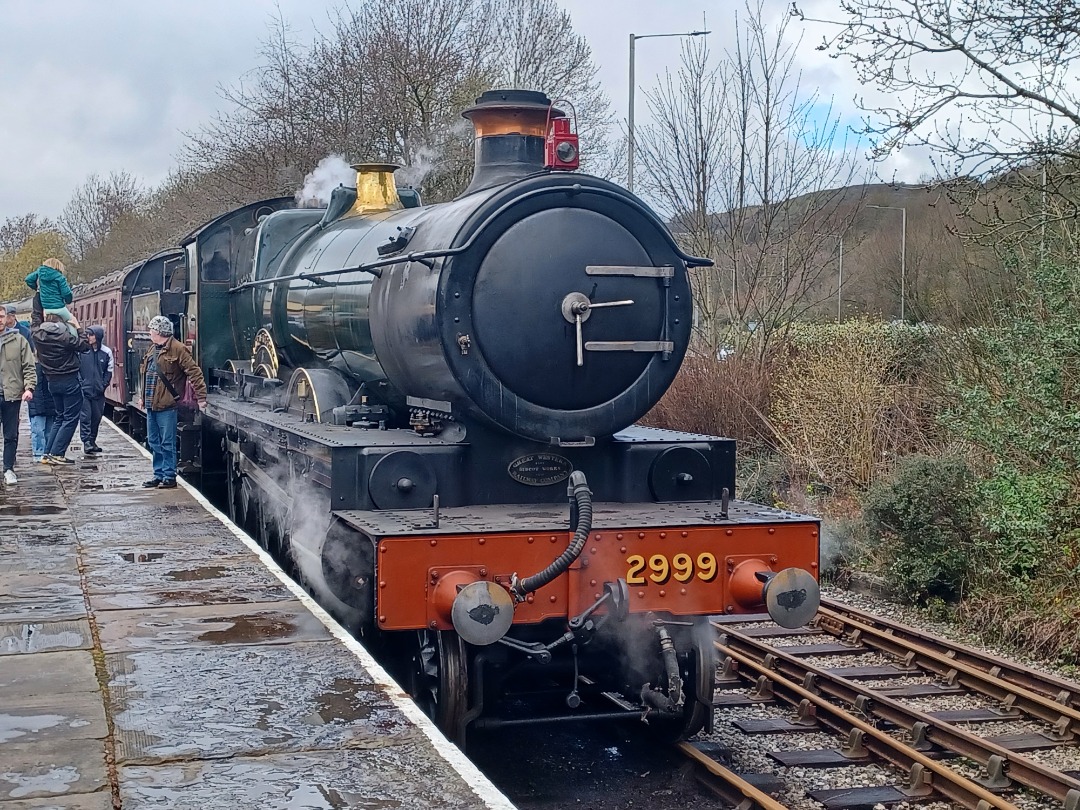 Trainnut on Train Siding: #photo #train #steam #diesel #station 2999 Lady of Legend visiting the East Lancs Railway from Didcot and a 09 shunter sat in
platform. 60009...