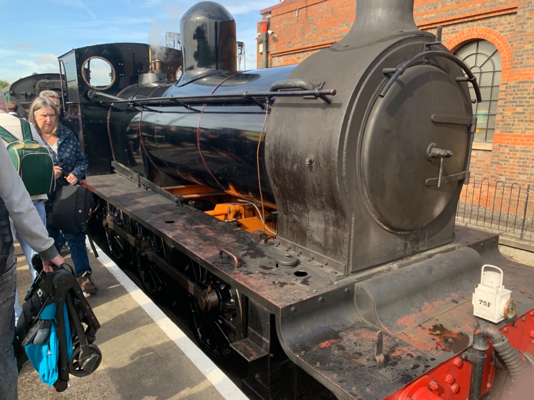 Mista Matthews on Train Siding: A few random train pictures from my weekend so far, including at Gatwick, London Underground & Spa Valley Railway.