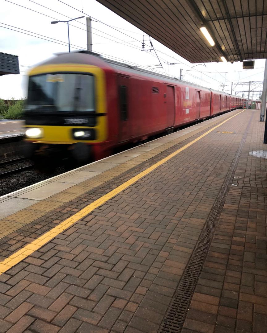 k unsworth on Train Siding: Royal Mail Class 325 325013 passes through Wigan North Western last evening. Sorry for the blurring but she had a shift on!😂