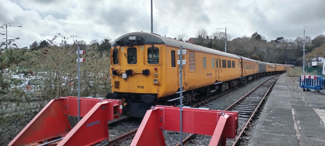 TrainGuy2008 🏴󠁧󠁢󠁷󠁬󠁳󠁿 on Train Siding: DBSO 9708 and 37610 stabled at Bangor today where they'll depart later tonight at about 9pm-ish,
sadly due...