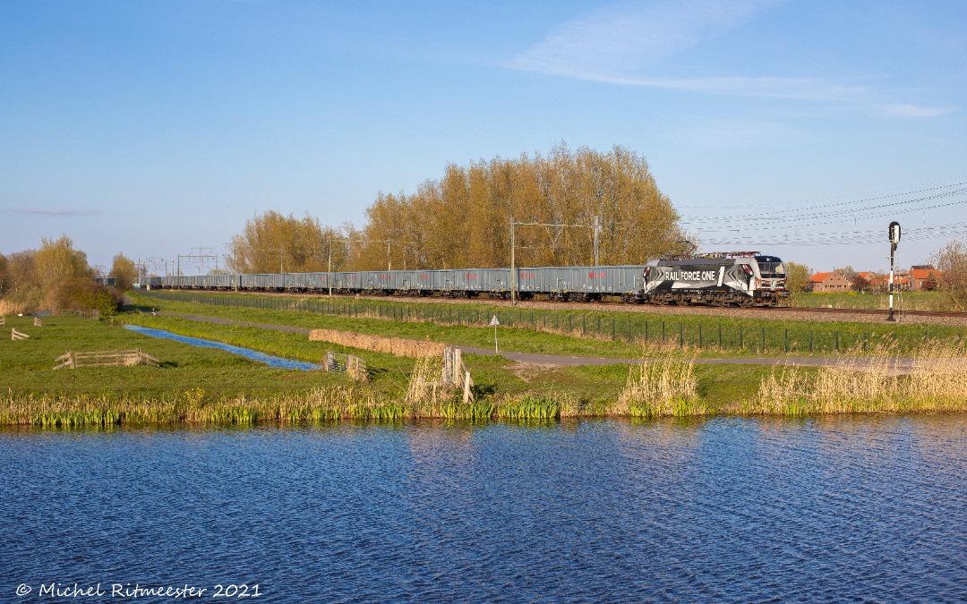 Railhobby on Train Siding: Op zondag 25 april 2021 was RFO's 193 623 met een lege kolentrein bestaande uit Ermewa Eanos'sen bij Hogebrug onderweg naar
de Maasvlakte.