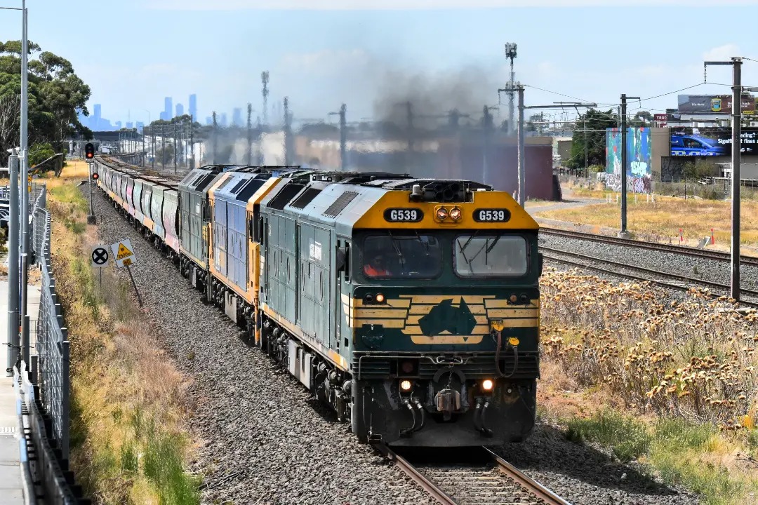Shawn Stutsel on Train Siding: Pacific National's G539, G525 and G520 thunders through Williams Landing, Melbourne with 4CM5, Loaded Grain Service heading
for Geelong...