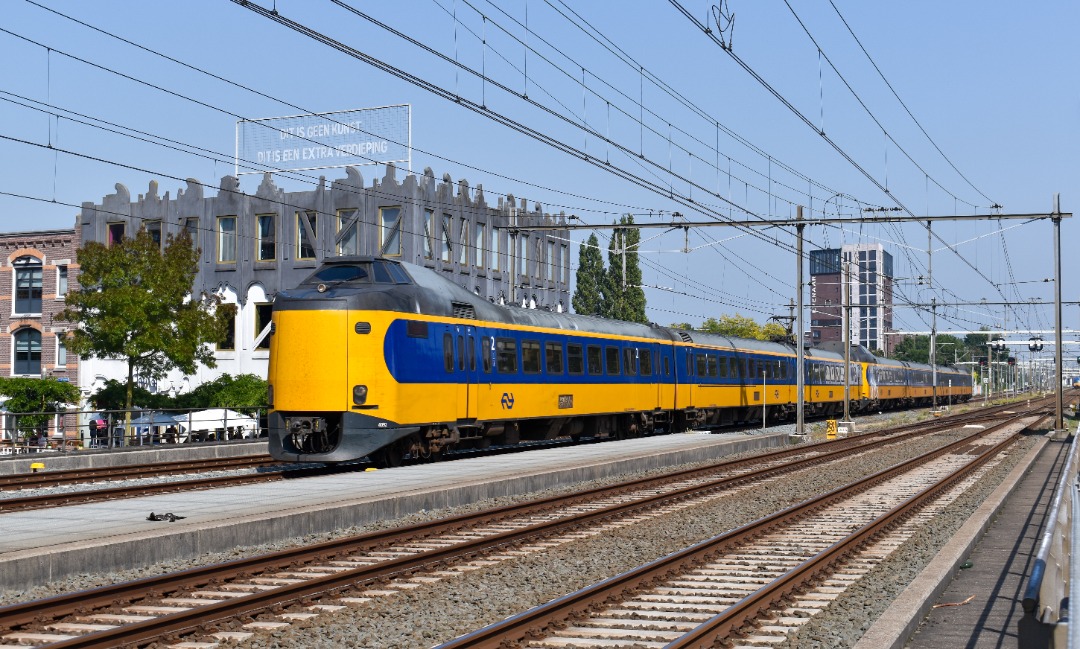 NL Rail on Train Siding: NS ICMm 4092 en 4215 komen langs de Koppelpoort in Amersfoort gereden als IC 544 uit Groningen naar Rotterdam Centraal.