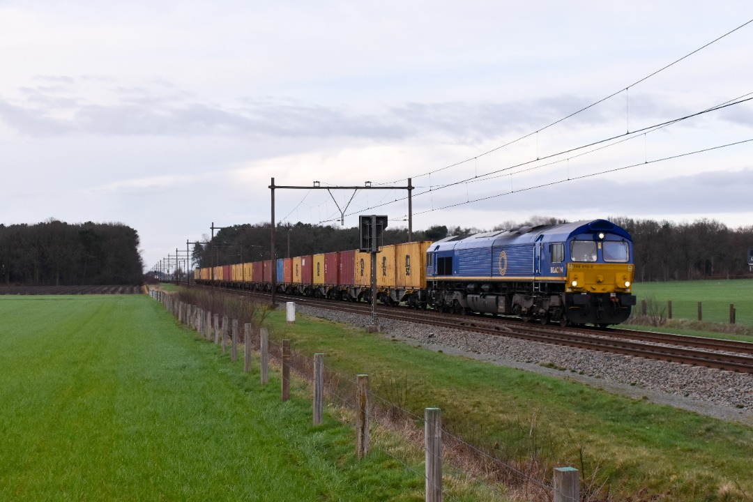 NL Rail on Train Siding: RTX 266 016 komt met de Neuss shuttle langs het grensdorpje Nispen gereden onderweg naar Essen en verder België in.