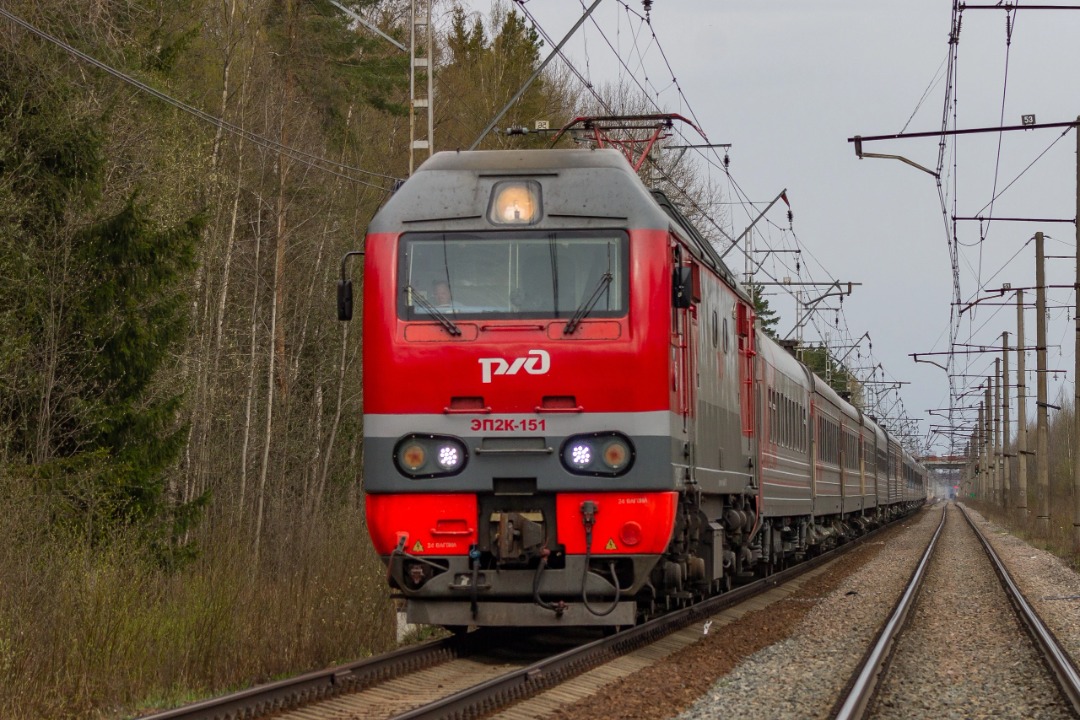 Vladislav on Train Siding: The EP2K-151 electric locomotive with the St. Petersburg-Tyumen passenger train follows the Zanevsky Post II - Manushkino section.
2023
