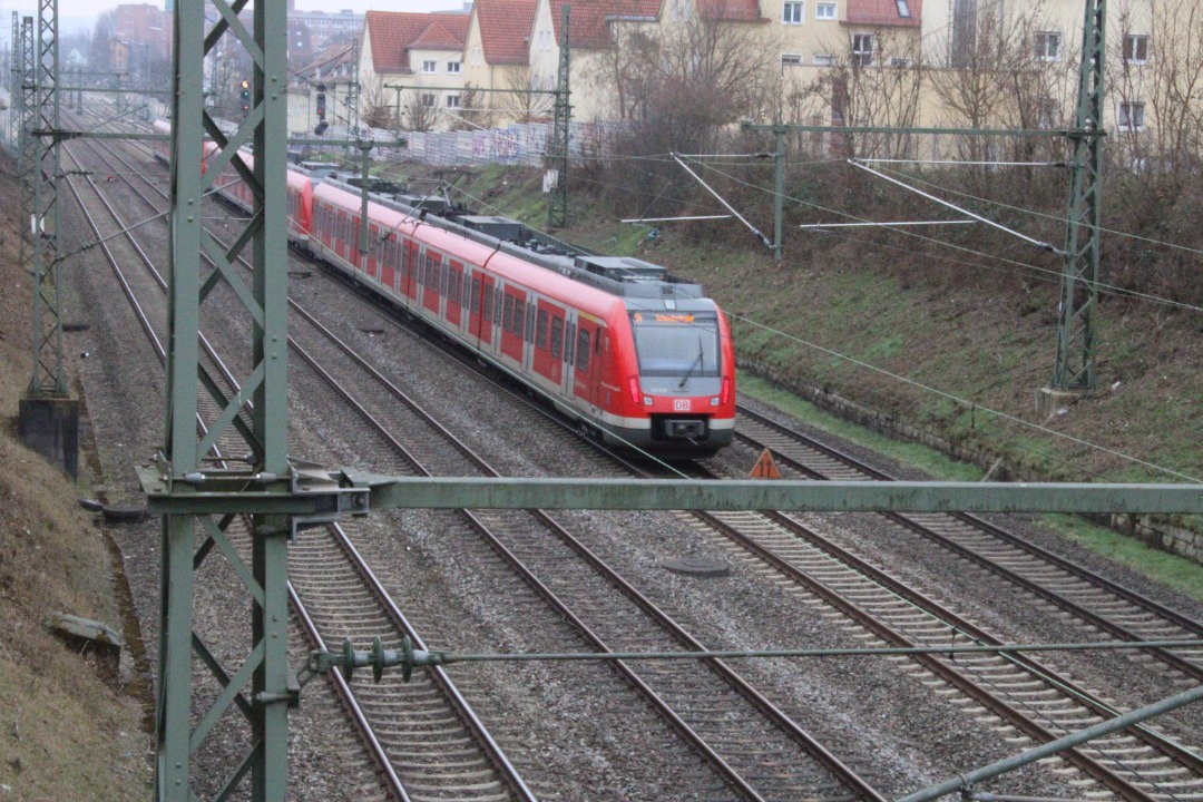 suedbahnspotting on Train Siding: 430 022, 430 XXX and 430 XXX doing the S7441 S4 service from Backnang to Stuttgart-Schwabstraße, here seen in
Kornwestheim.